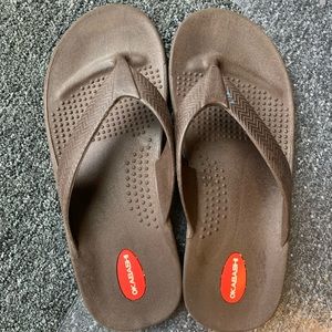 Mens Okabashi brown and red flip flops size 8.5